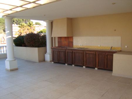 Location Appartement 4 pièces 104m² ST LAURENT DU VAR 06700 - Photo 3