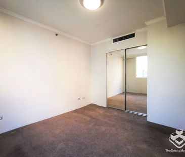 Spacious One Bed Apartment in Heart of Chatswood - Photo 1