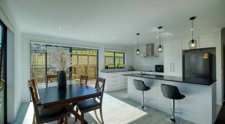 Bright and Spacious Modern Home - Photo 4