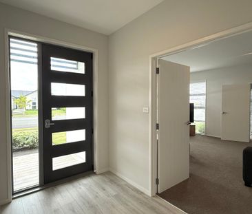 Executive Family Home - Exceptional, Stylish & Triple Living - Photo 5