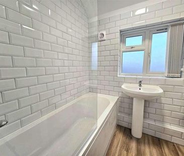 North Hill Drive, Romford, RM3 - Photo 5