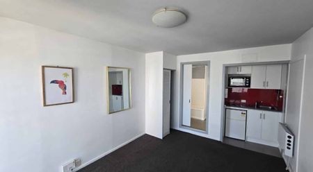 Semi-Furnished Studio: - Photo 2