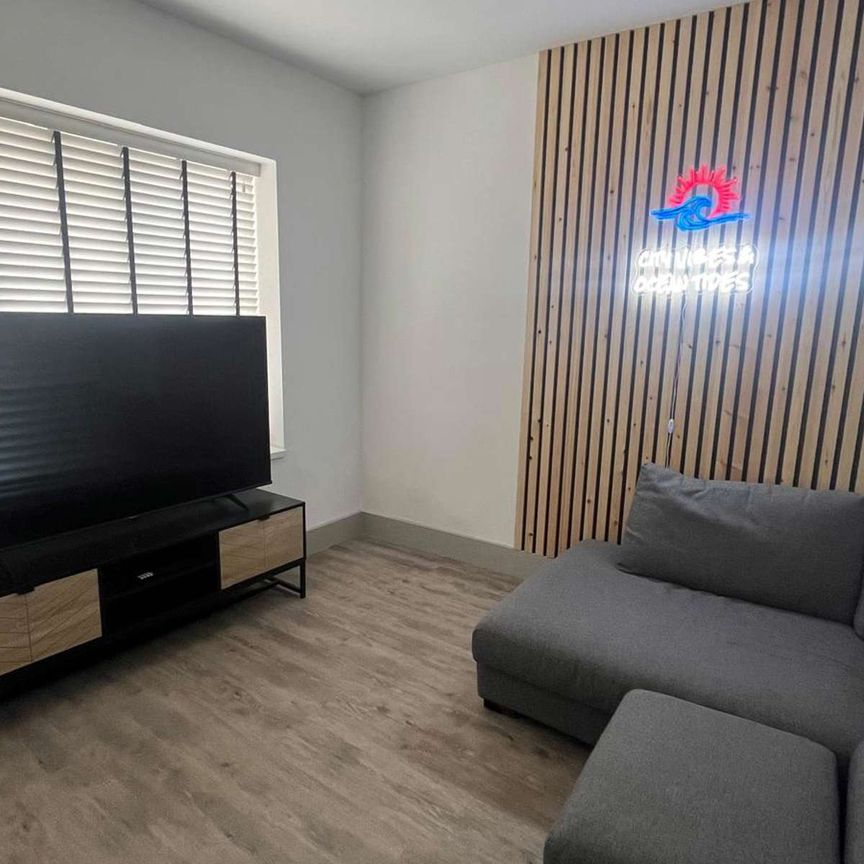 🌟 Prime Location on Humber Street, Cleethorpes 🌟 Room 5 - Studio - Photo 1