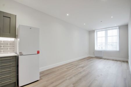1 bed flat to rent in Station Road, Egham, TW20 - Photo 5