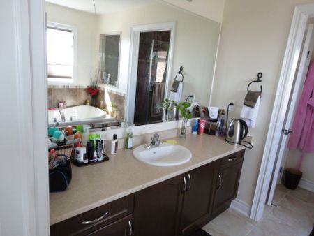 For Lease - 138 Shadow Falls Drive, Richmond Hill, Ontario - Photo 2