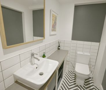 3 Bed Semi-Detached House, Burnt Ash Hill, SE12 - Photo 6