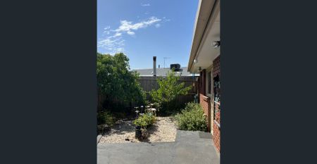 Low-Maintenance Living in a Prime Sunbury Location - Photo 2