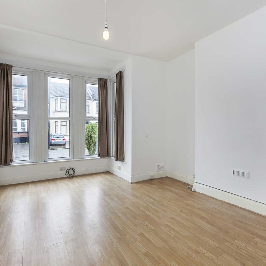 Price £1,800 pcm - Available 12/01/2026 - Unfurnished - Photo 1