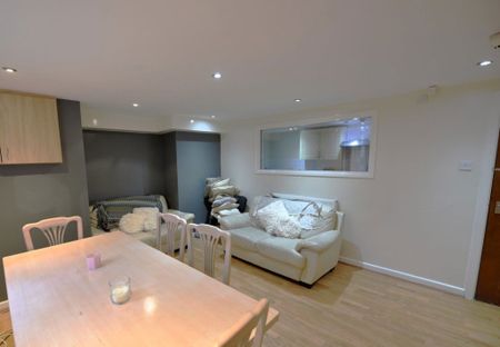 4 bedroom Flat in Wood Lane, Leeds - Photo 4