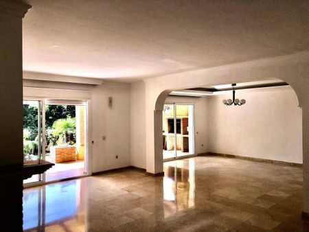 5 room luxury Villa for rent in Marbella, Andalusia - Photo 3