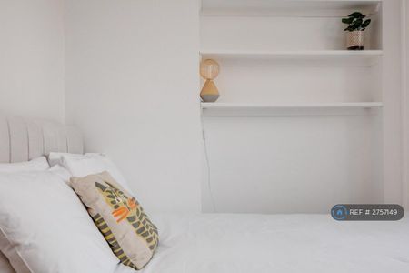 3 bedroom flat to rent - Photo 4