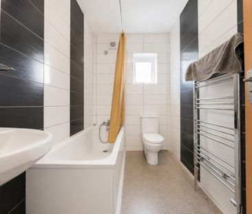 1 bedroom in a house share to rent - Photo 5
