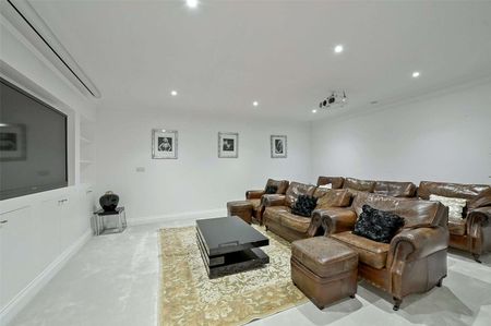 A captivating house of impeccable style and quality, decorated and presented to the highest order, available furnished. Set in a private road about a mile from central Gerrards Cross. - Photo 3