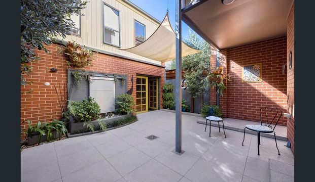 Loads of space and opposite the park! - Photo 1