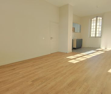 Magnifique T3 entièrement rénové avec ascenseur - Photo 3