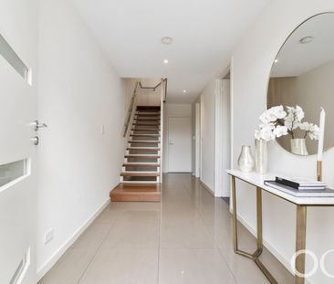 Open the Door to Sophisticated City-Fringe Living - Photo 4