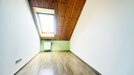 *** Charmante 4-Raum-Dachgeschosswohnung mit Einbauküche im schönen Lichtenau *** - Photo 5