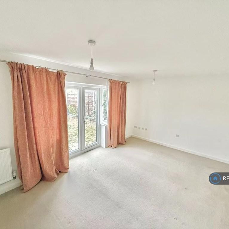 4 bedroom semi-detached house to rent - Photo 1