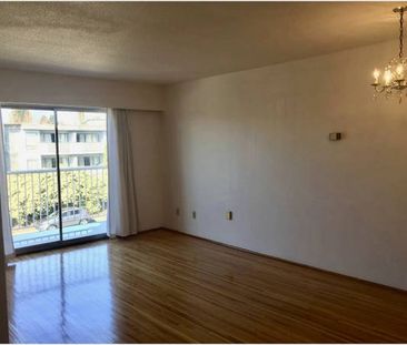 Bright, Spacious, Top Floor, 1 Bedroom with Balcony - Photo 1