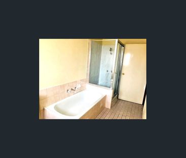 Spacious Three Bedroom Townhouse With Air Conditioning - Photo 4