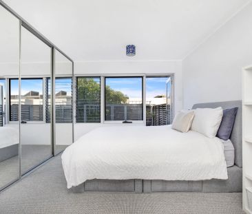 Luxury Reimagined: Three-Level Coastal Masterpiece - 250 Metres fro... - Photo 6