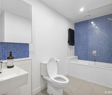 Chic one bedroom apartment with bay views in prime location - Photo 3