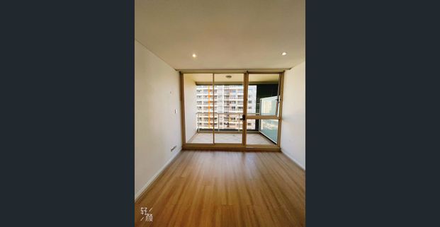🏙️ Prime Waterloo Location | 3 Bed 2 Bath | Furnished | Gym · Pool · Sauna - Photo 1
