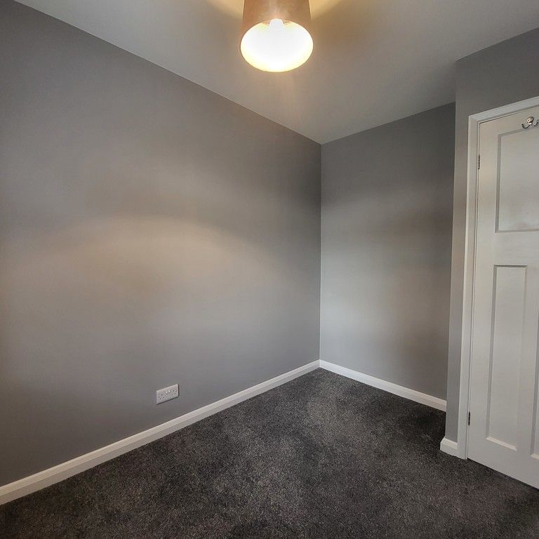 3 bedroom semi-detached to let - Photo 1