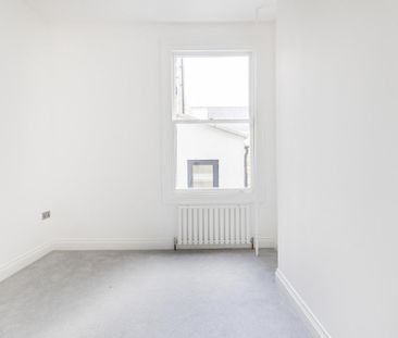 2 bedroom flat in London - Photo 1