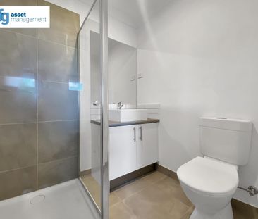 Spacious Three Bedroom Townhouse in Prime Location! - Photo 1