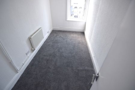 To Let 3 Bed Flat - Photo 4