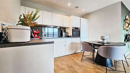 Fairfield Avenue, Staines-upon-Thames, Surrey, TW18 4JH - Photo 2