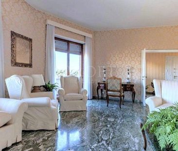 Piccolomini-St-Peters: Spacious 4 bedroom, 5 baths. Large living room, formal dining, terrace with panoramic view of St. Peters, parking, air conditioning. Ref 1490 - Photo 6