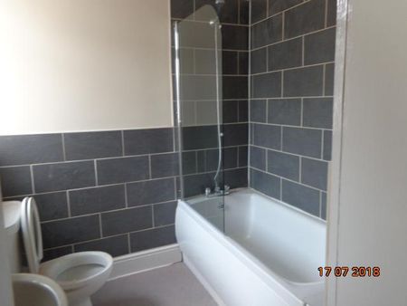 3 bedroom flat to rent - Photo 4