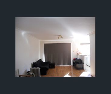 LARGE TOWNHOUSE! - Photo 1