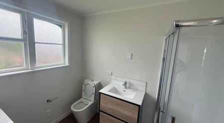 2 bedroom freshly renovated with big section - Photo 3