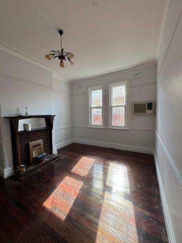 Premium Rental Opportunity - 4 Bedrooms | 1 Bathroom | Oversized Kitchen - Photo 3