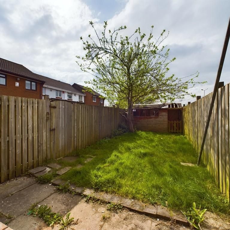 2 bedroom end of terrace house to rent - Photo 1