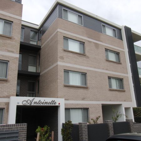 Modern three bedroom unit - 20% below market rent - Photo 4