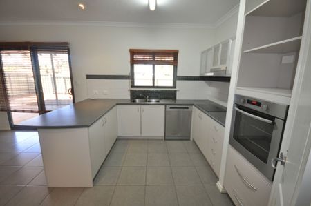 MODERN BROOME STYLE HOME - 4x2 with all the Extras - Photo 5