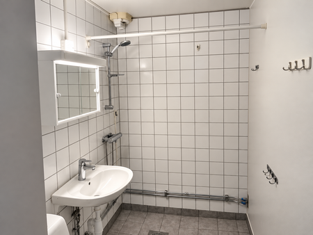 Trivsam lägenhet på bottenvåning med egen ingång och uteplats. Lägenheten är på 1,5 rum och kök och har en separat sovalkov som ger en naturlig avskiljning mellan sovdel och övriga bostaden. - Photo 5