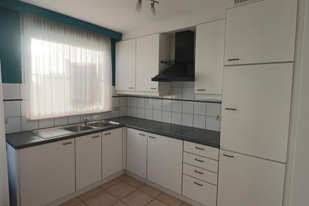 Een appartement op de 2de verdieping rechts met 1 slaapkamer, terras en garage. - foto 2