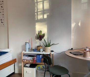 Studio Flat, Avonmore Road, W14 - Photo 2