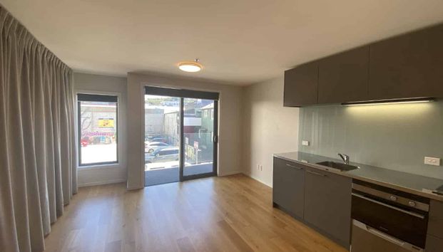 Modern 1 Bedroom Apartment - UNFURNISHED- First week rent Free! - Photo 1