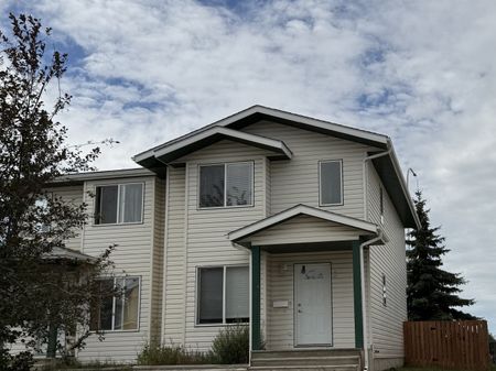 Pet-Friendly 3 Bedroom Townhouse in Blackfalds Near Abbey Centre - Photo 3