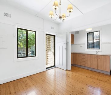 6 MONTH LEASE ONLY! OVERSIZED ONE BEDROOM APARTMENT IN AN ART DECO ... - Photo 4