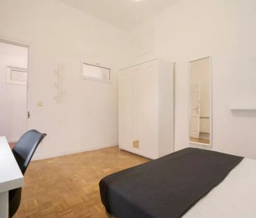 Room in a shared 11-bedroom apartment for rent in Justicia - Photo 4