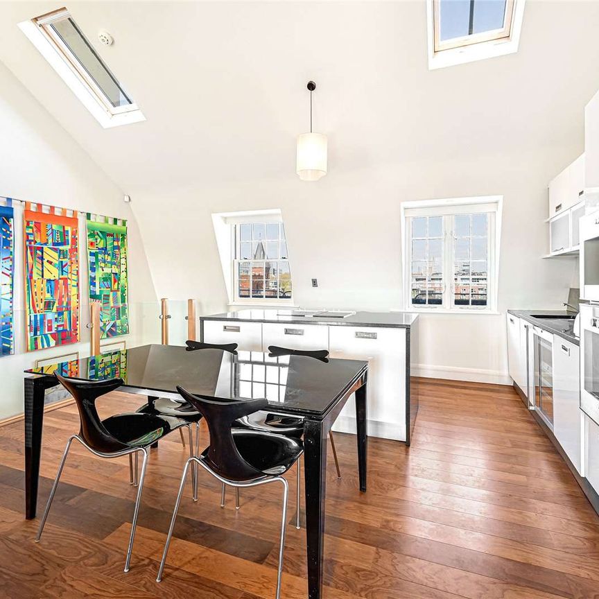Beautiful 3 bedroom, 3 bathroom period penthouse with very impressive reception with high vaulted ceilings. Enviably located off St. George's Square. - Photo 1