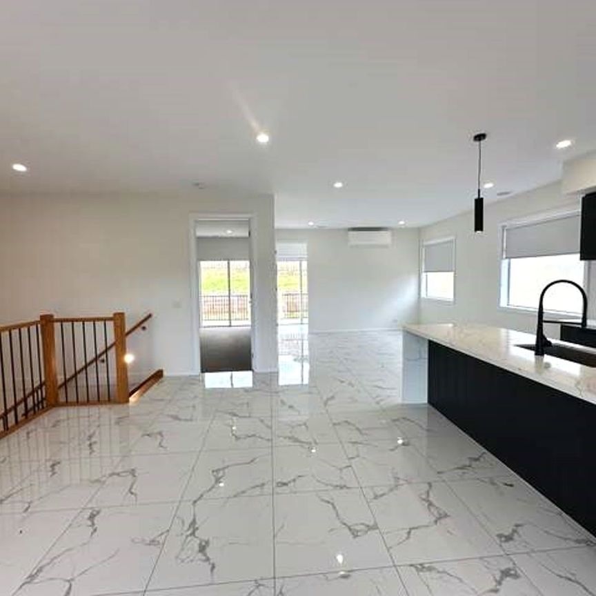 LARGE LUXURIOUS FAMILY HOME - Photo 1