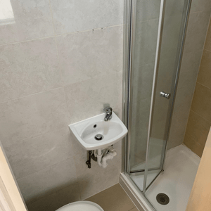 Ensuite/Studio room close to ilford station - ideal for single working person - Photo 2